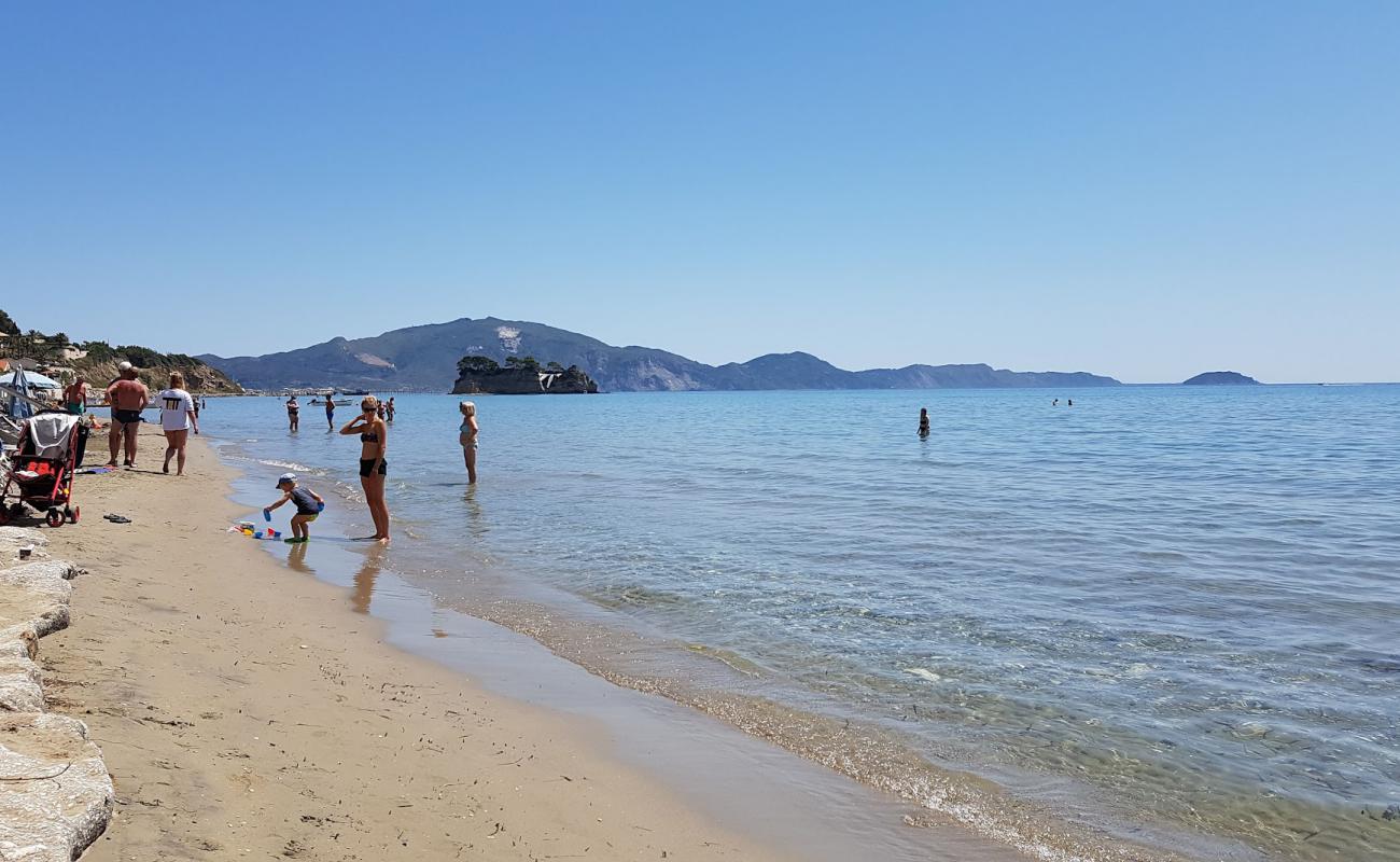 Photo de Agios Sostis beach avec sable beige de surface