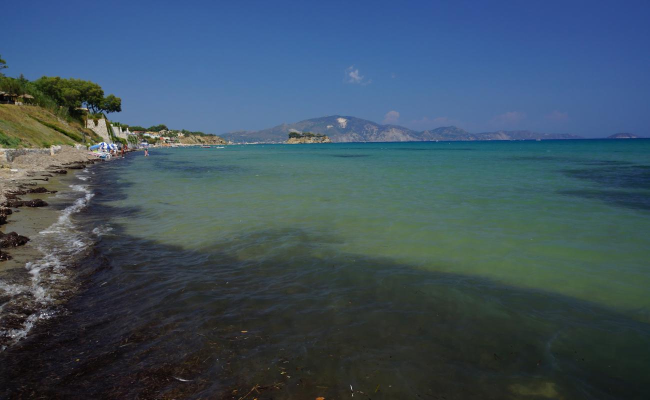 Photo de Agios Sostis beach II avec sable brun de surface