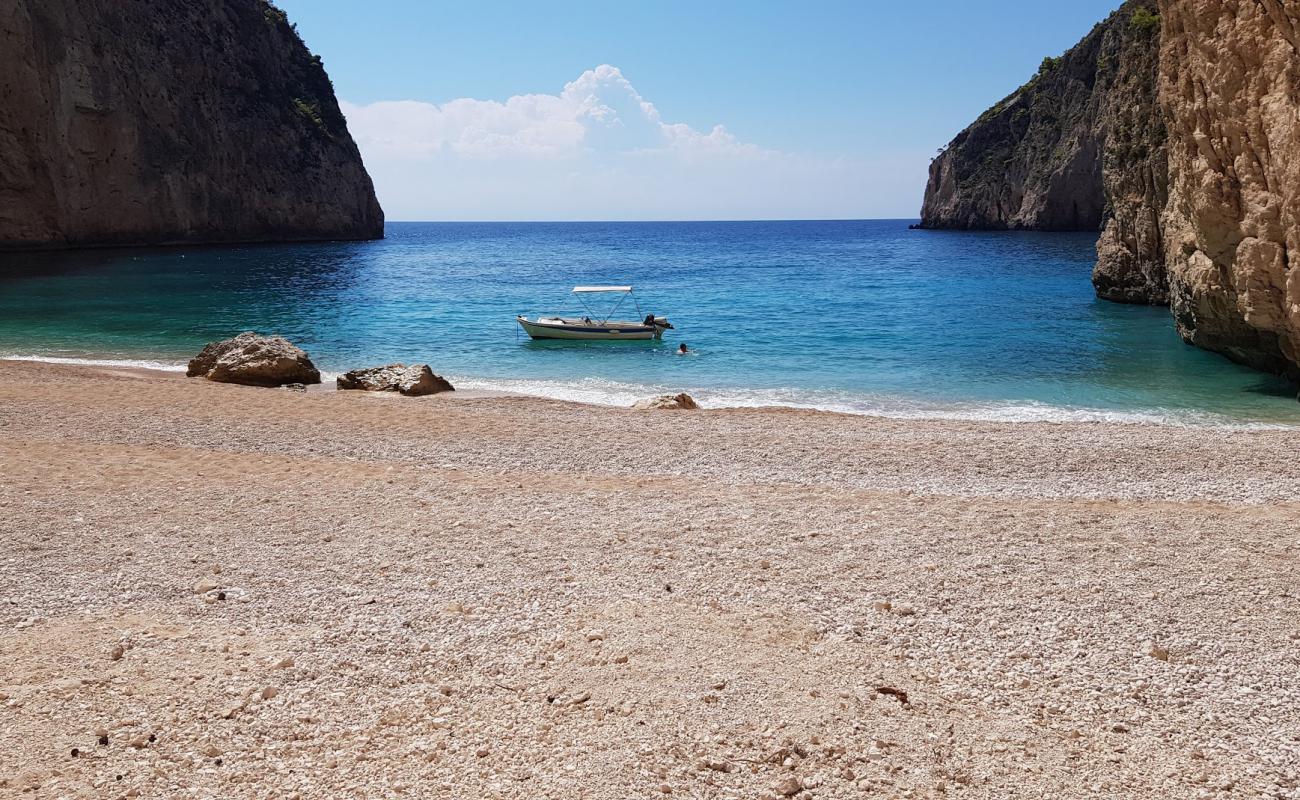 Photo de Shiza oil beach avec petits galets beige de surface