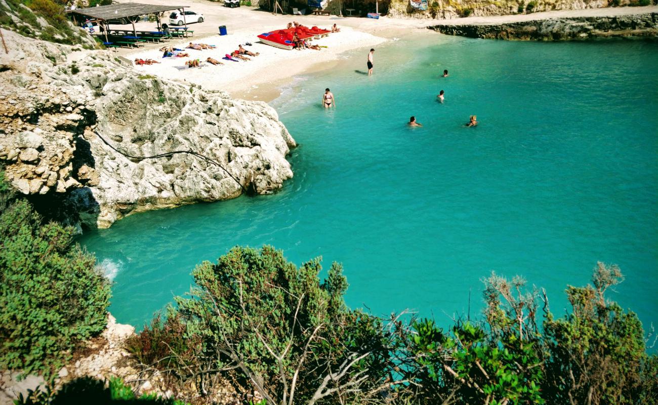 Photo de Porto Vromi Beach avec petits galets beige de surface