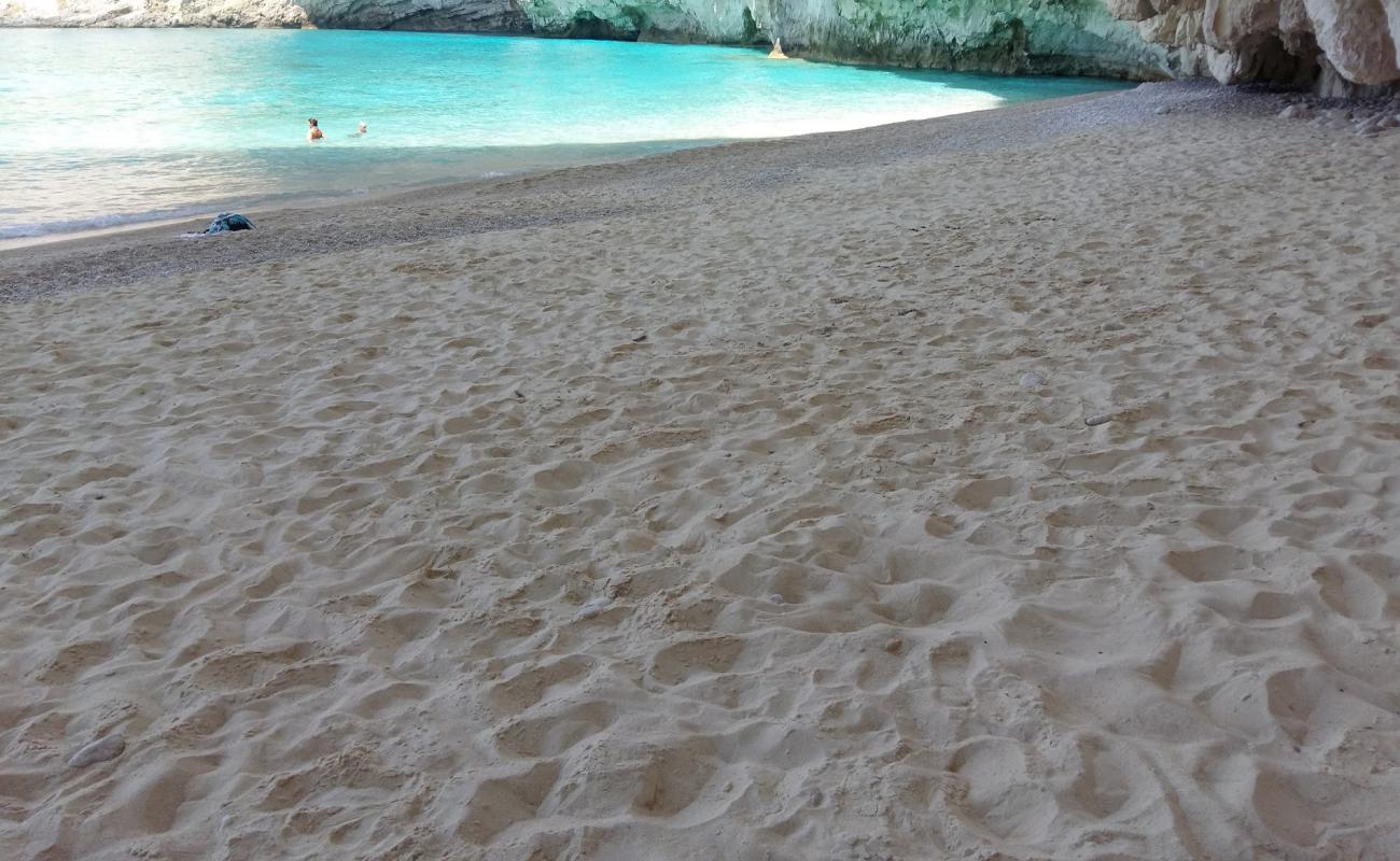 Photo de Sfogio Beach avec petits galets beige de surface