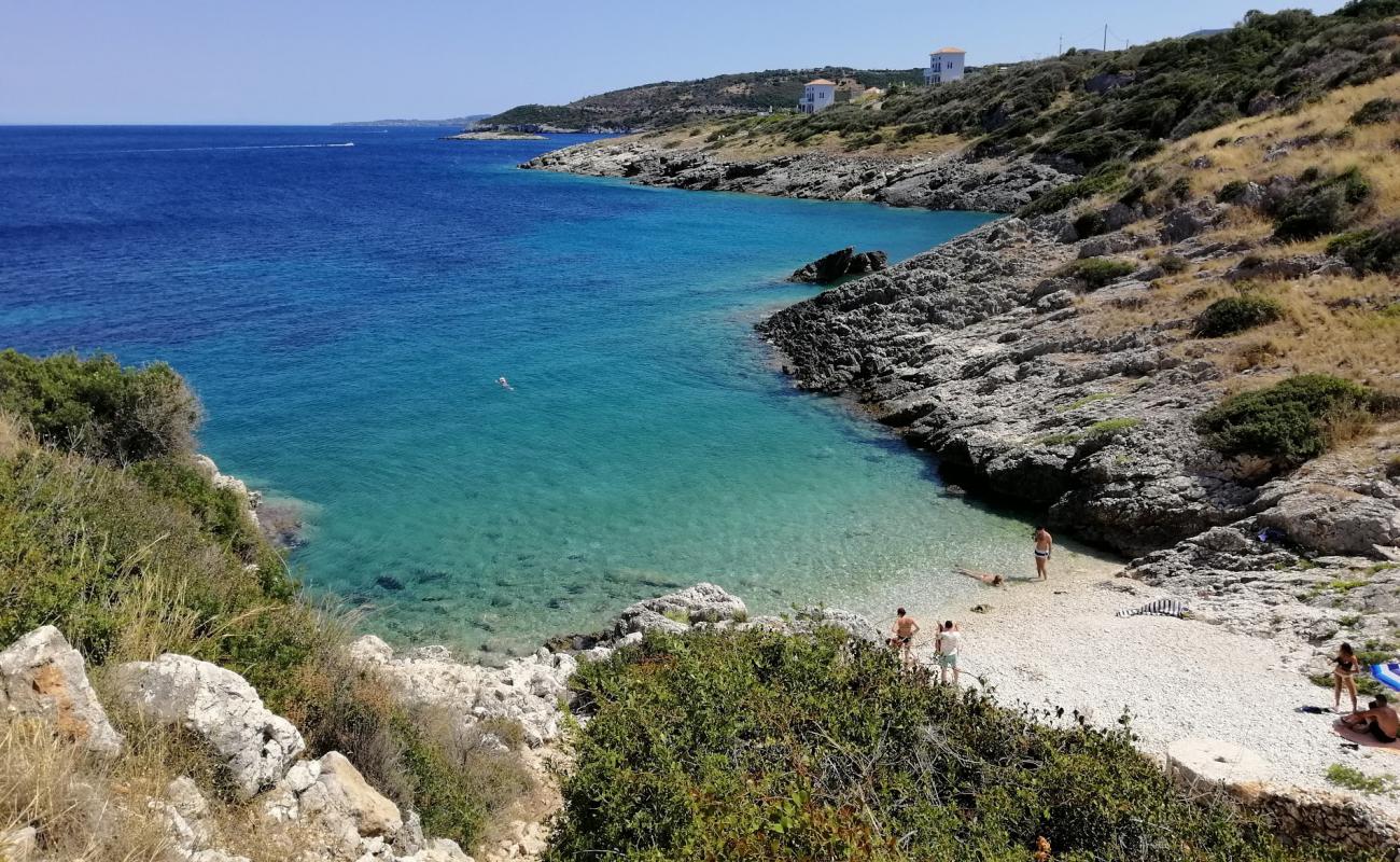 Photo de Kremidi beach avec galets beige de surface