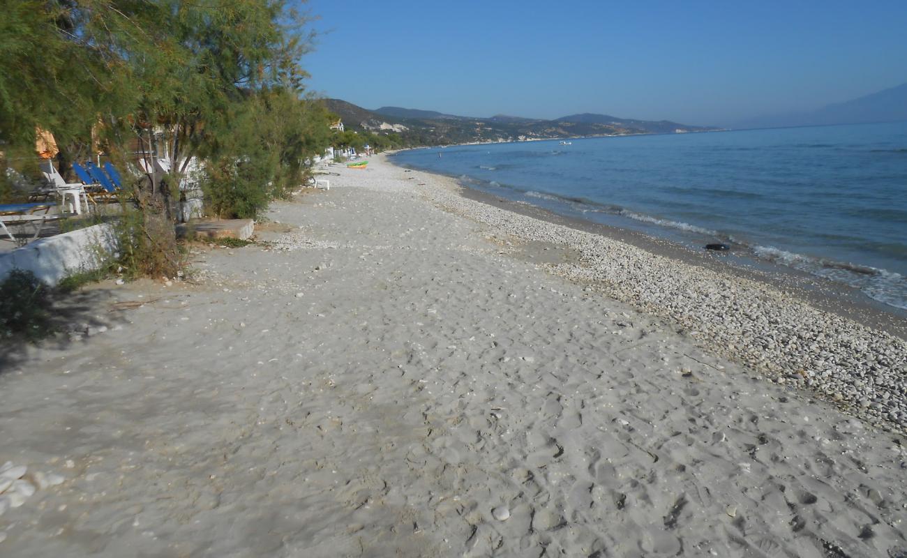 Photo de Alykes Beach II avec sable noir avec caillou de surface