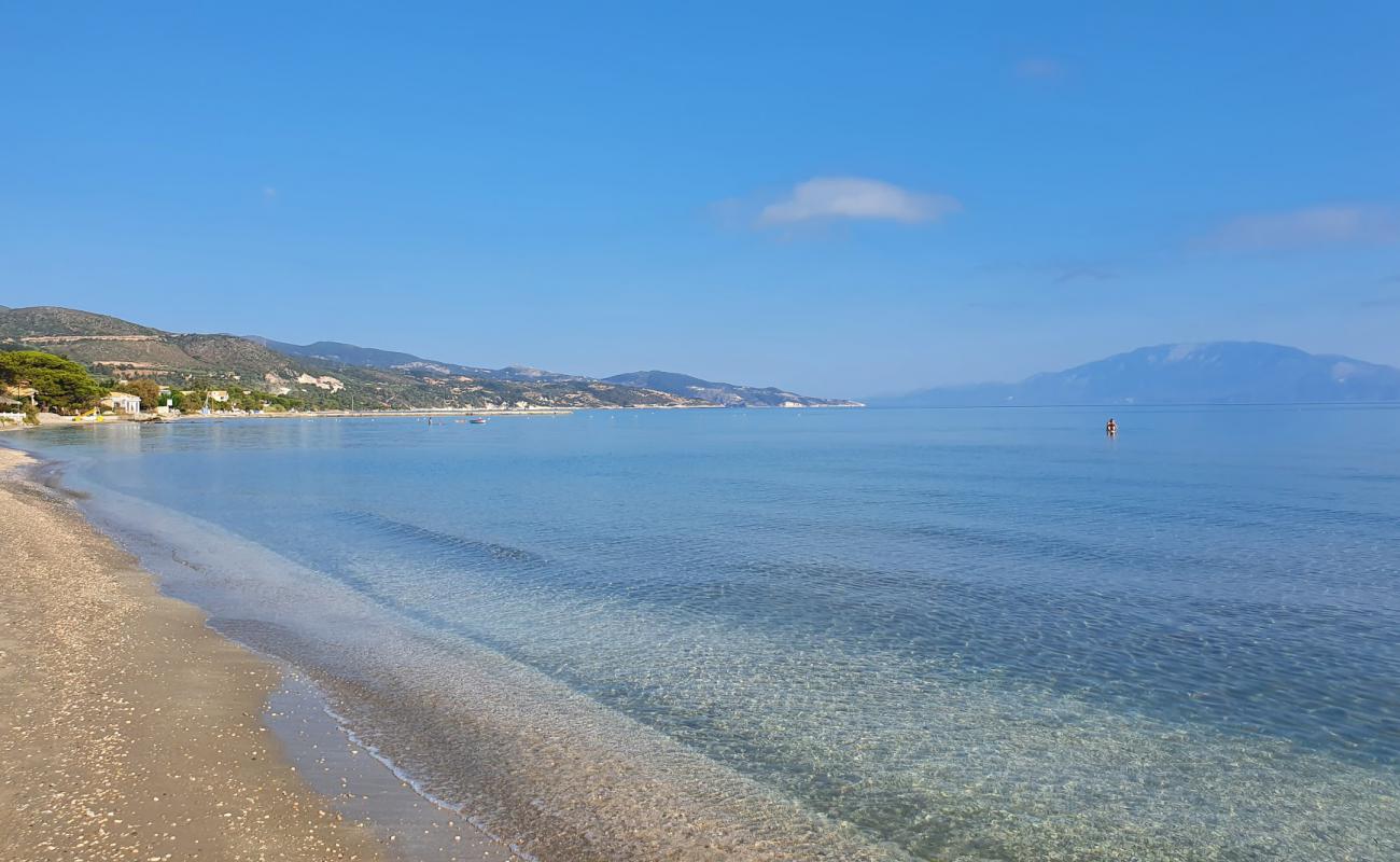 Photo de Plage d'Alykes avec sable brun de surface