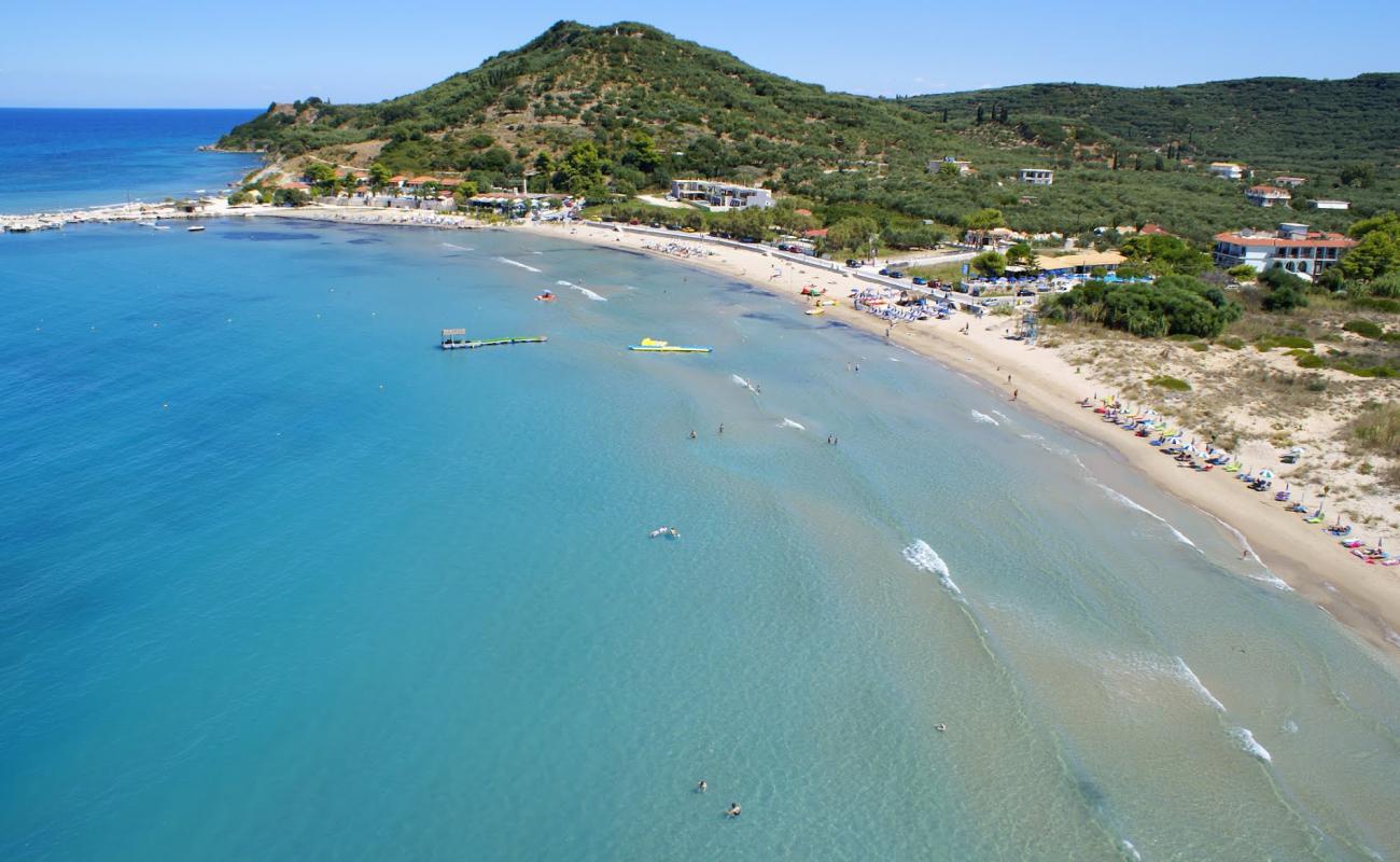 Photo de Alykanas Beach avec sable brun de surface