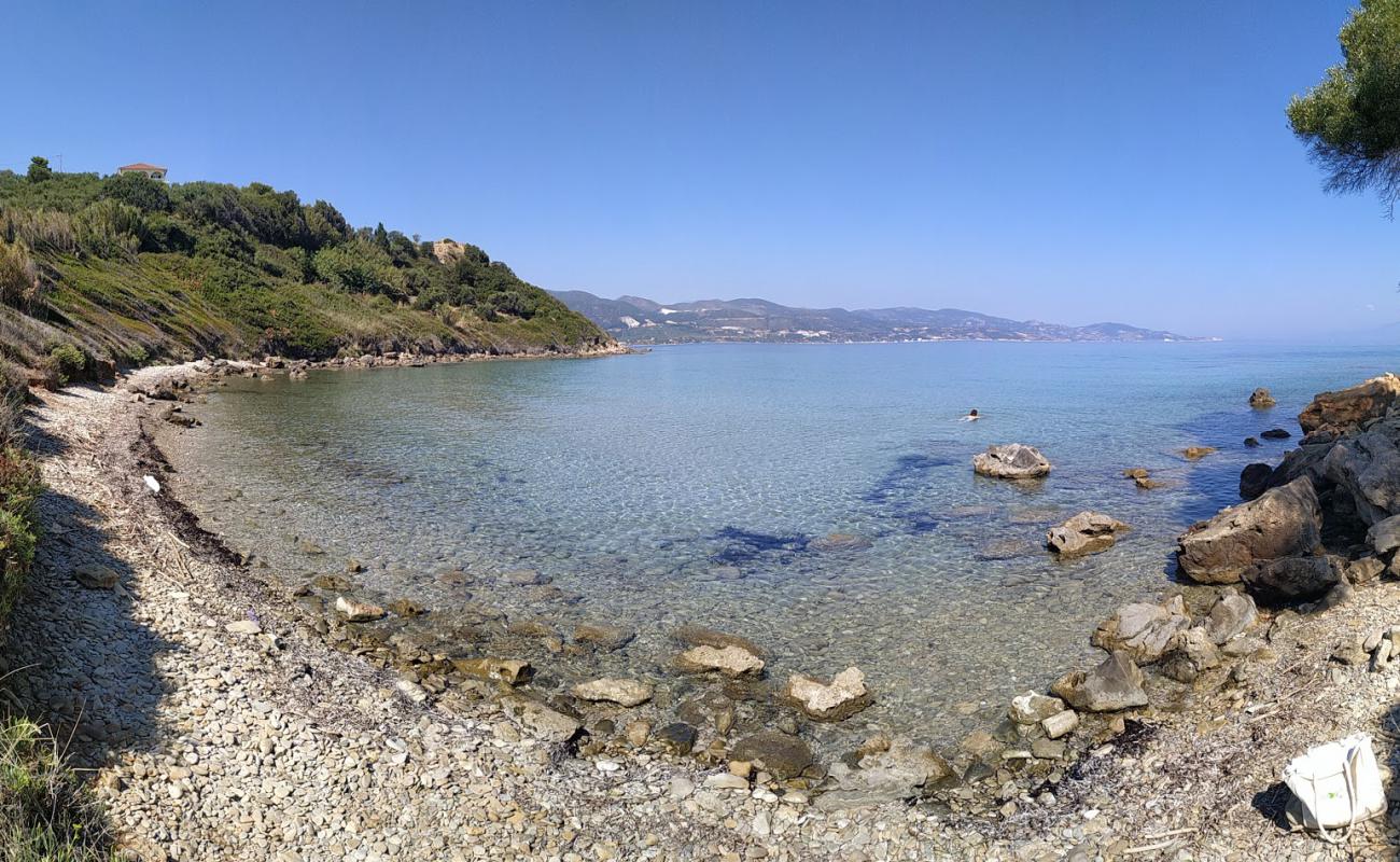 Photo de Rasa beach avec sable gris & rochers de surface