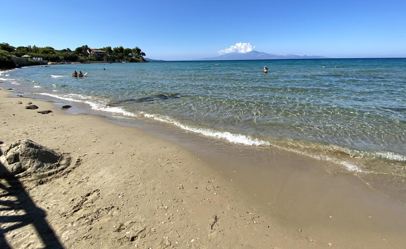 Photo de Amoudi beach avec sable beige fin de surface