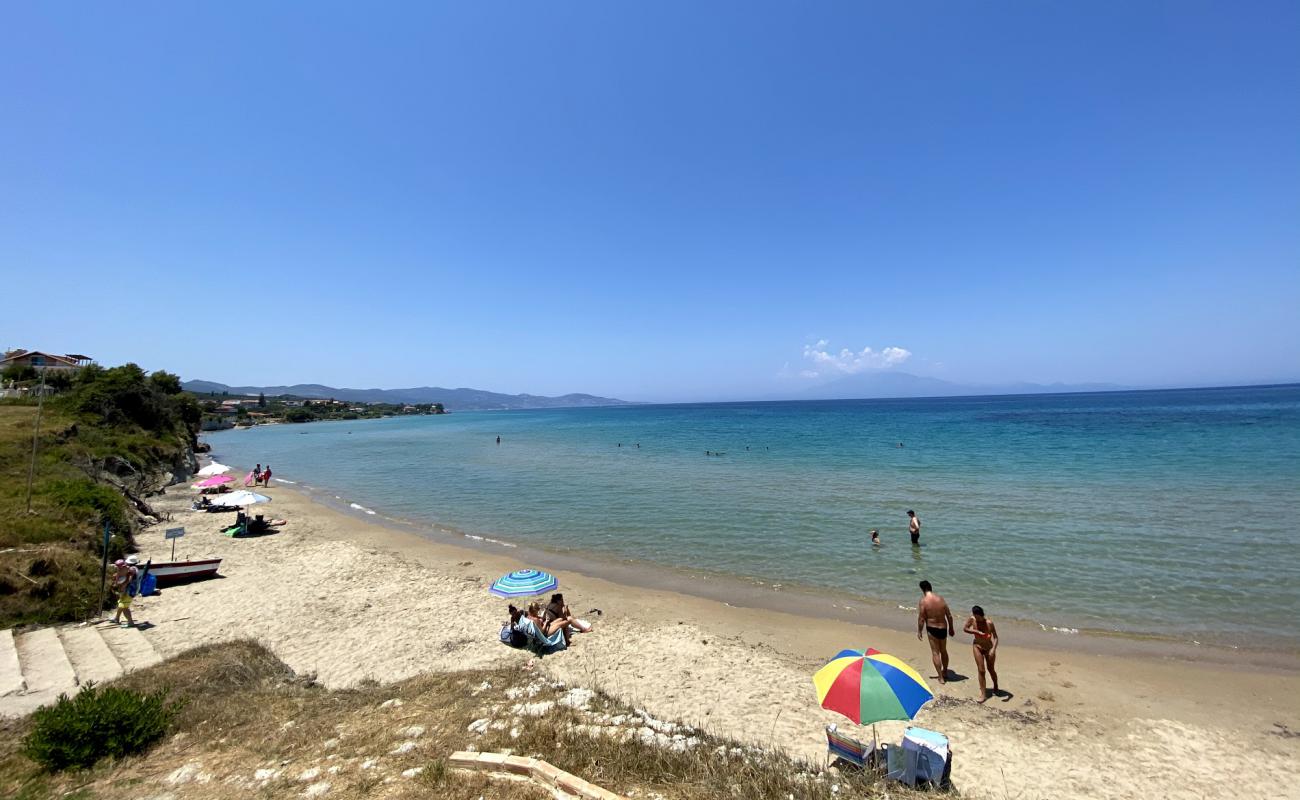 Photo de Psarou beach avec sable brun de surface