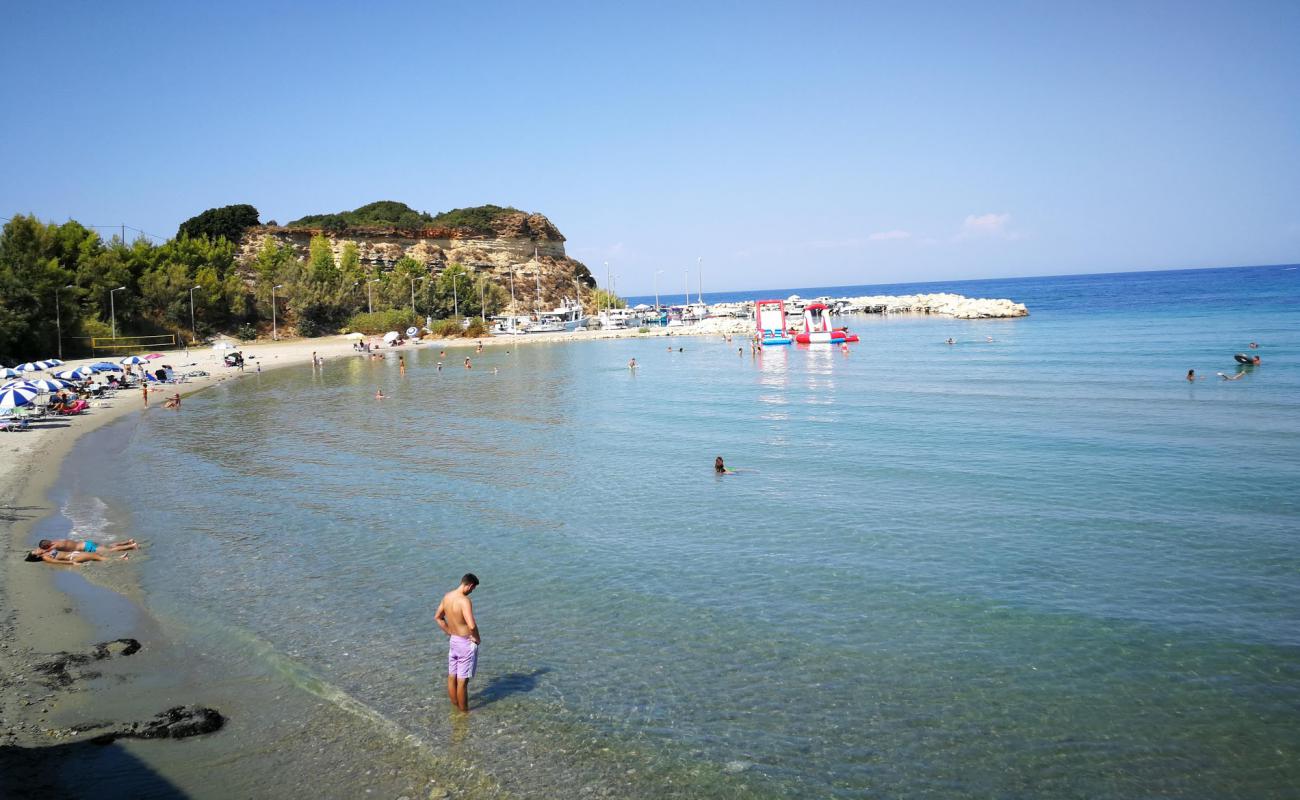 Photo de Gaidaros beach avec sable beige fin de surface