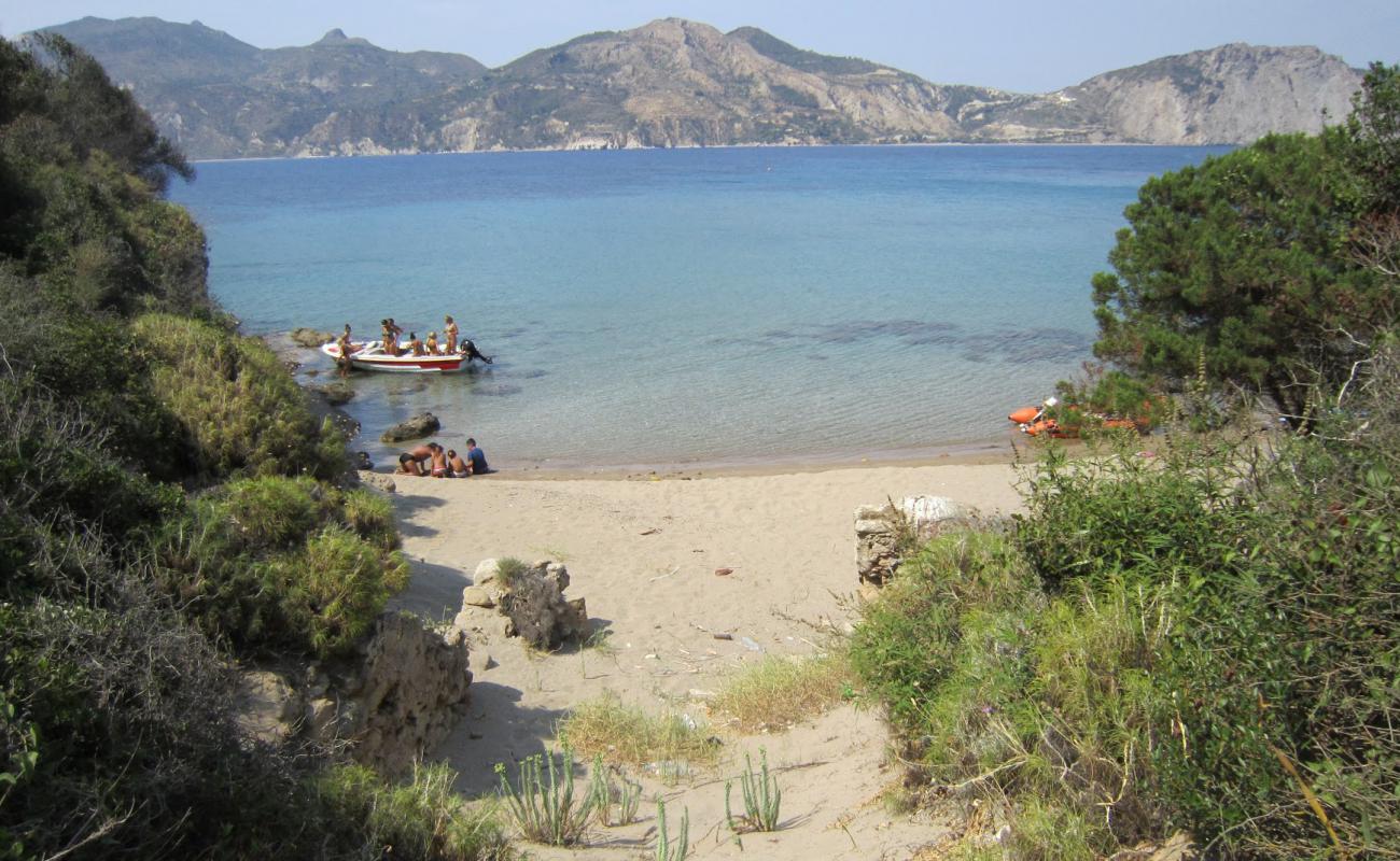 Photo de Paralia Dafni II avec sable brun & rochers de surface