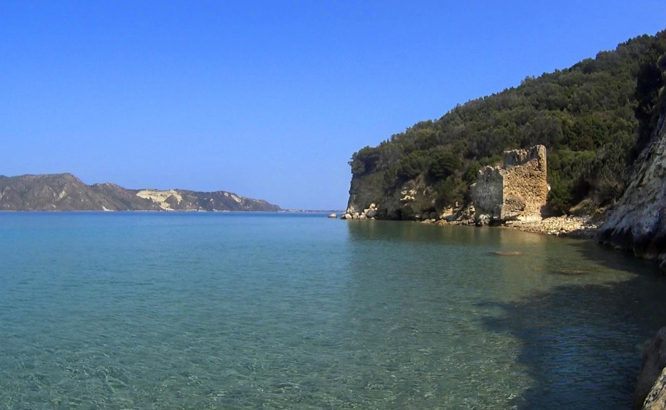 Photo de Paralia Dafni III avec sable brun & rochers de surface