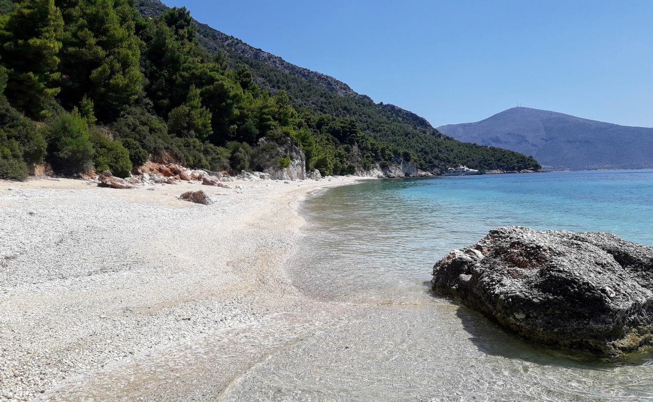 Photo de Mirtia Beach avec sable clair avec caillou de surface