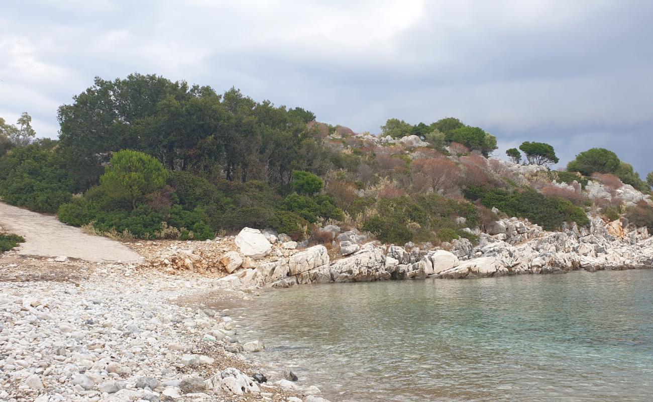 Photo de Ampelakia Paralia avec terrain rocheux de surface