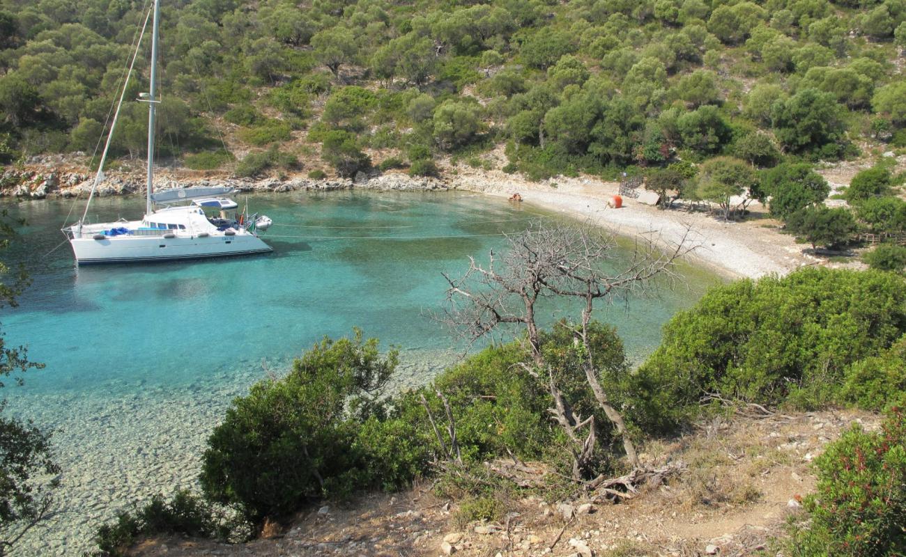 Photo de Pisina beach III avec galets beige de surface