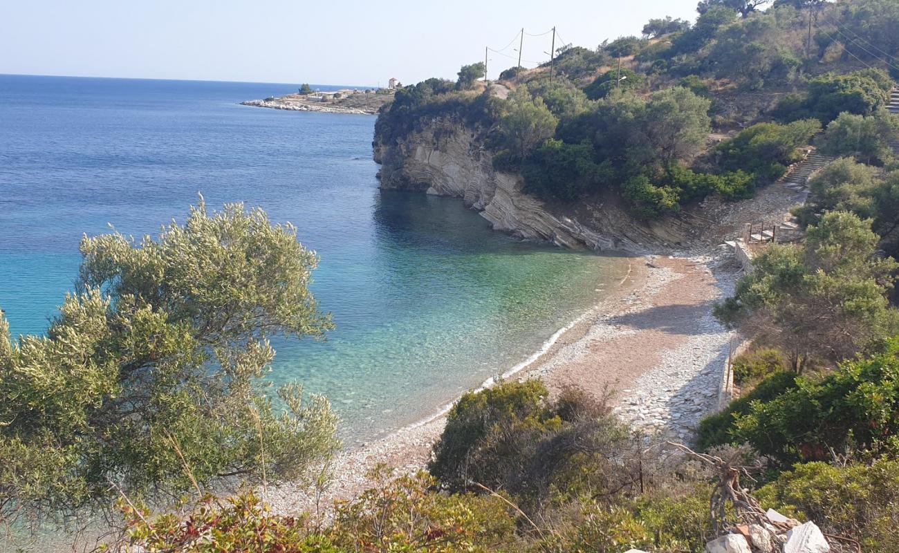 Photo de Kastos beach avec galets beige de surface