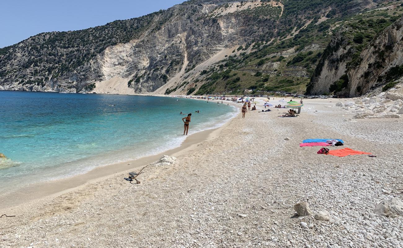 Photo de Plage de Myrtos avec petits galets beige de surface