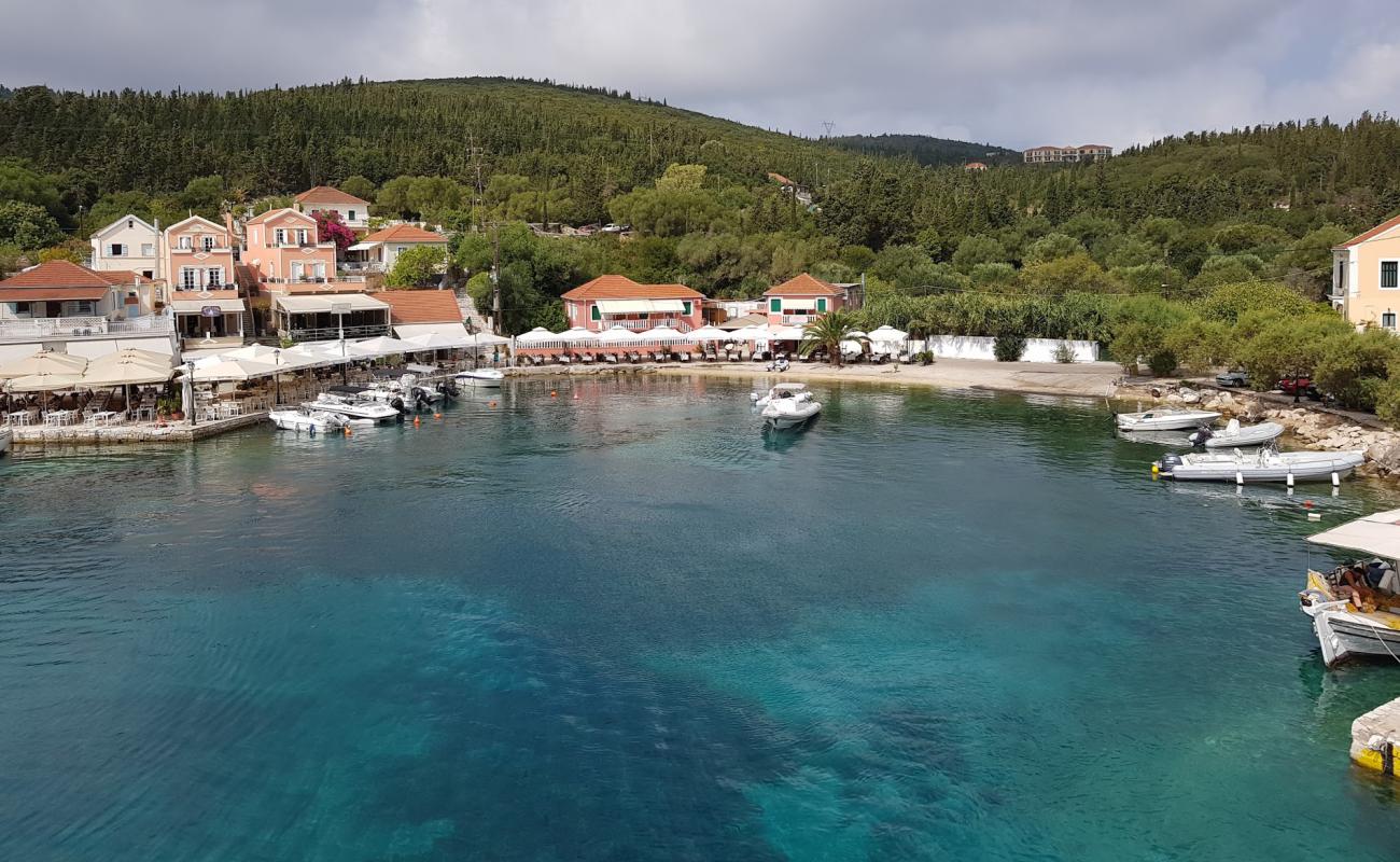 Photo de Fiskardo beach avec caillou fin clair de surface