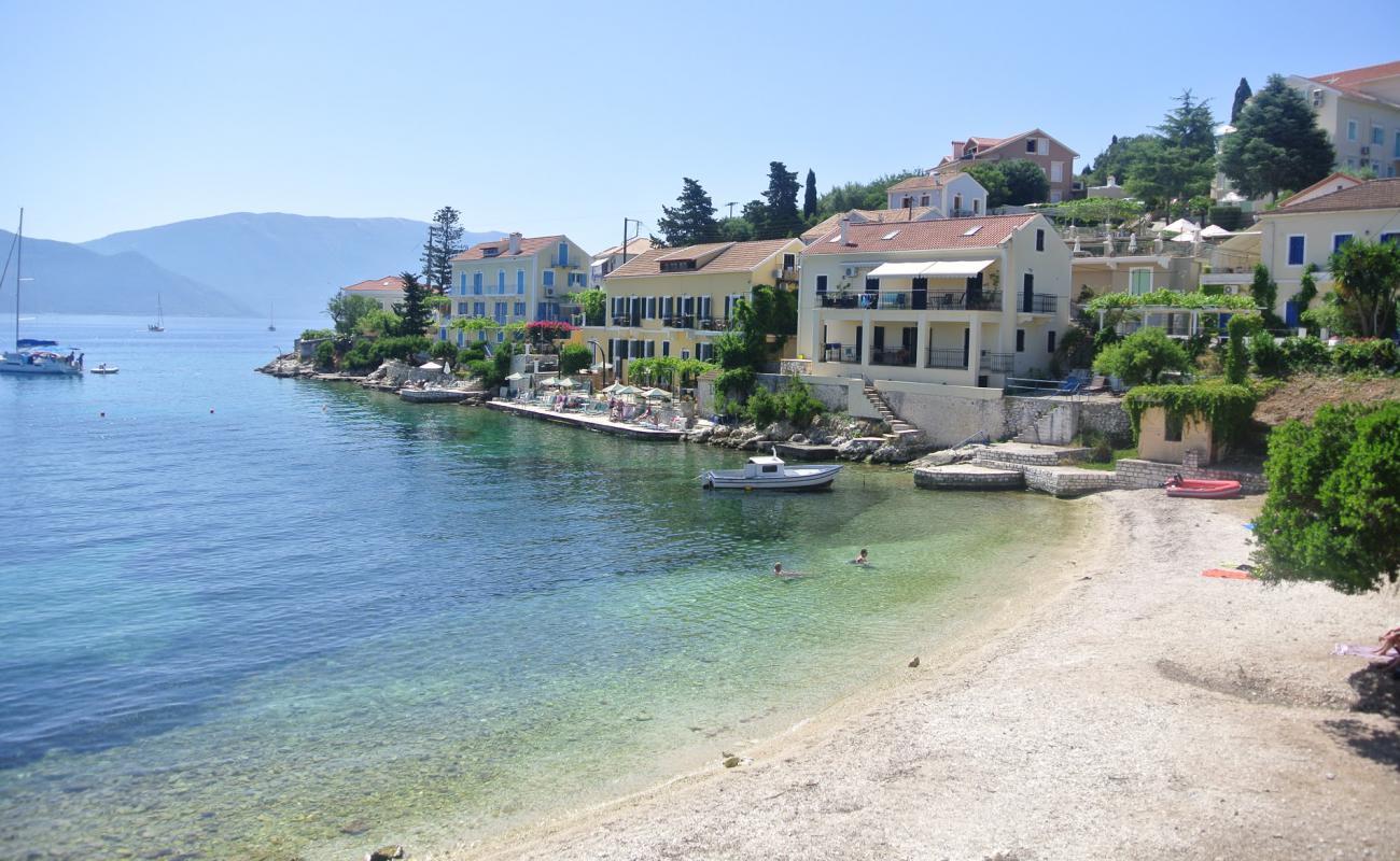Photo de Zavalata beach avec petits galets beige de surface