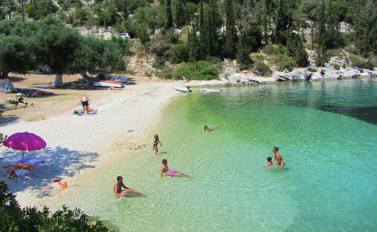 Photo de Foki beach avec galets beige de surface