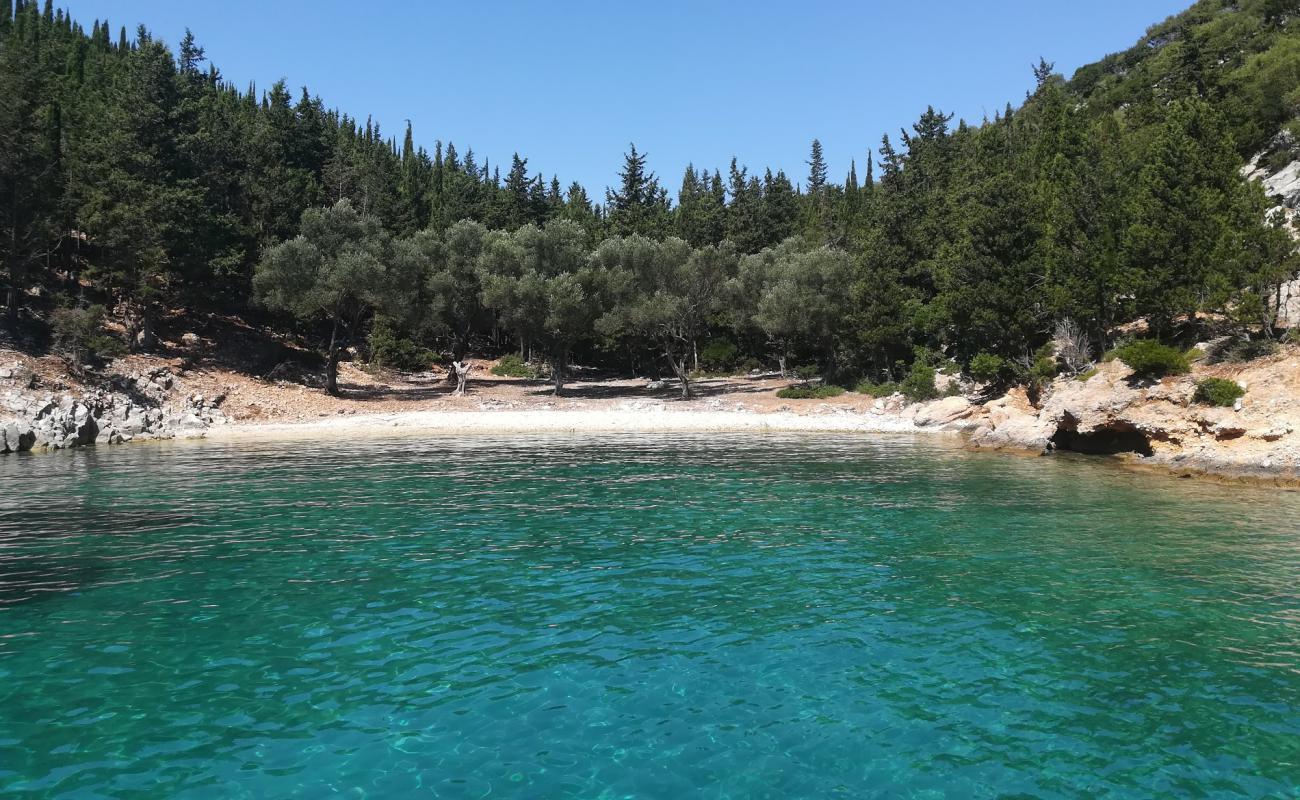 Photo de Xylokaravo beach avec galets beige de surface