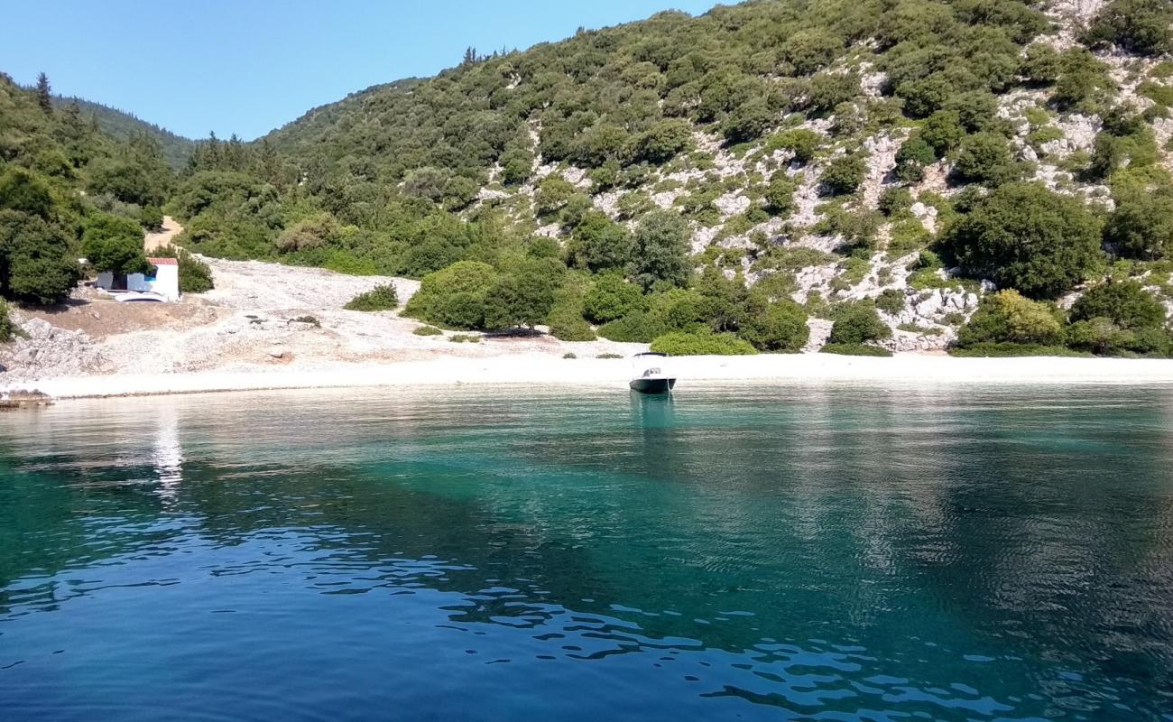 Photo de Kamini beach avec galets beige de surface