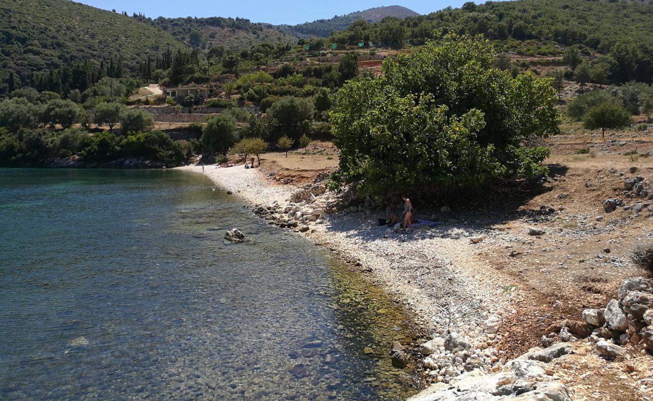 Photo de Plati beach Port avec caillou clair de surface