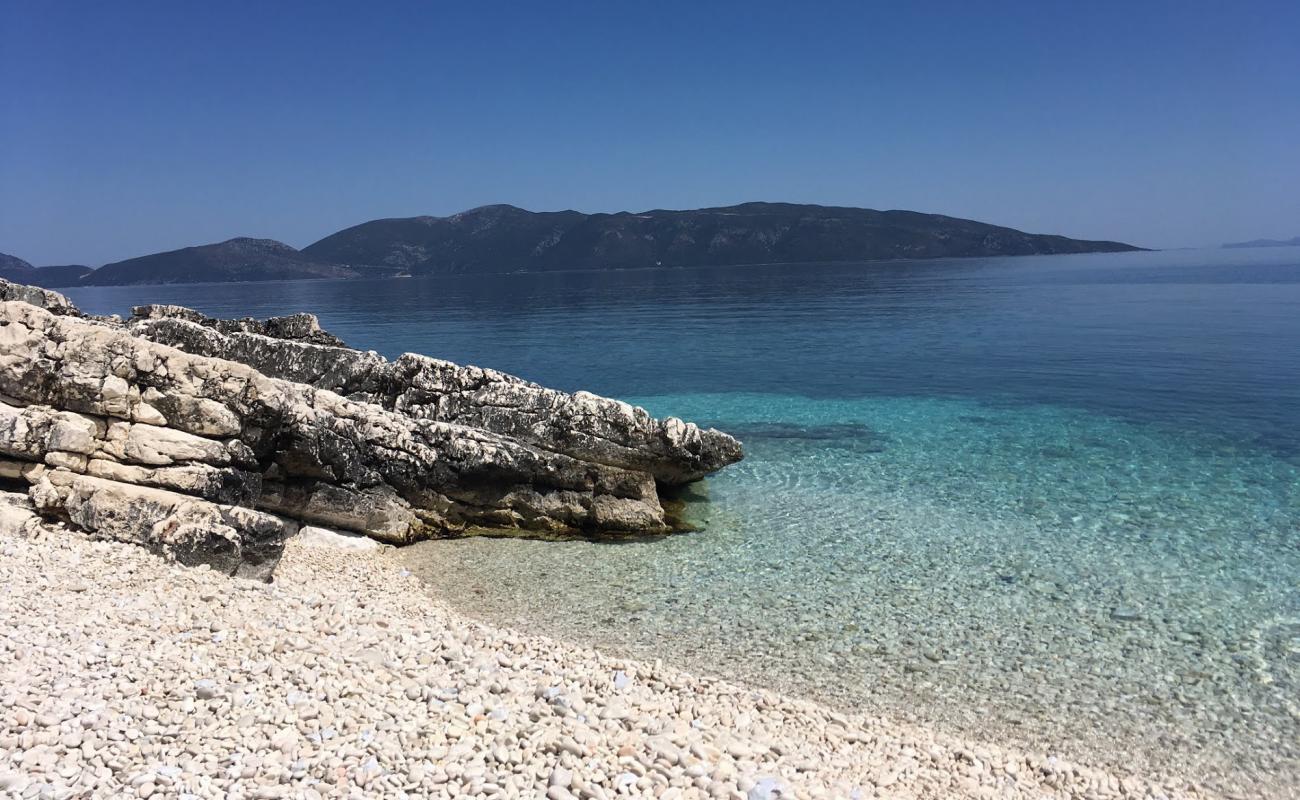 Photo de beach Ellinika avec caillou clair de surface