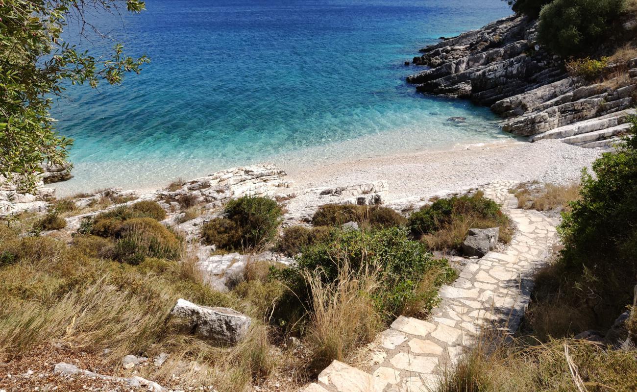 Photo de Nici beach avec galets beige de surface