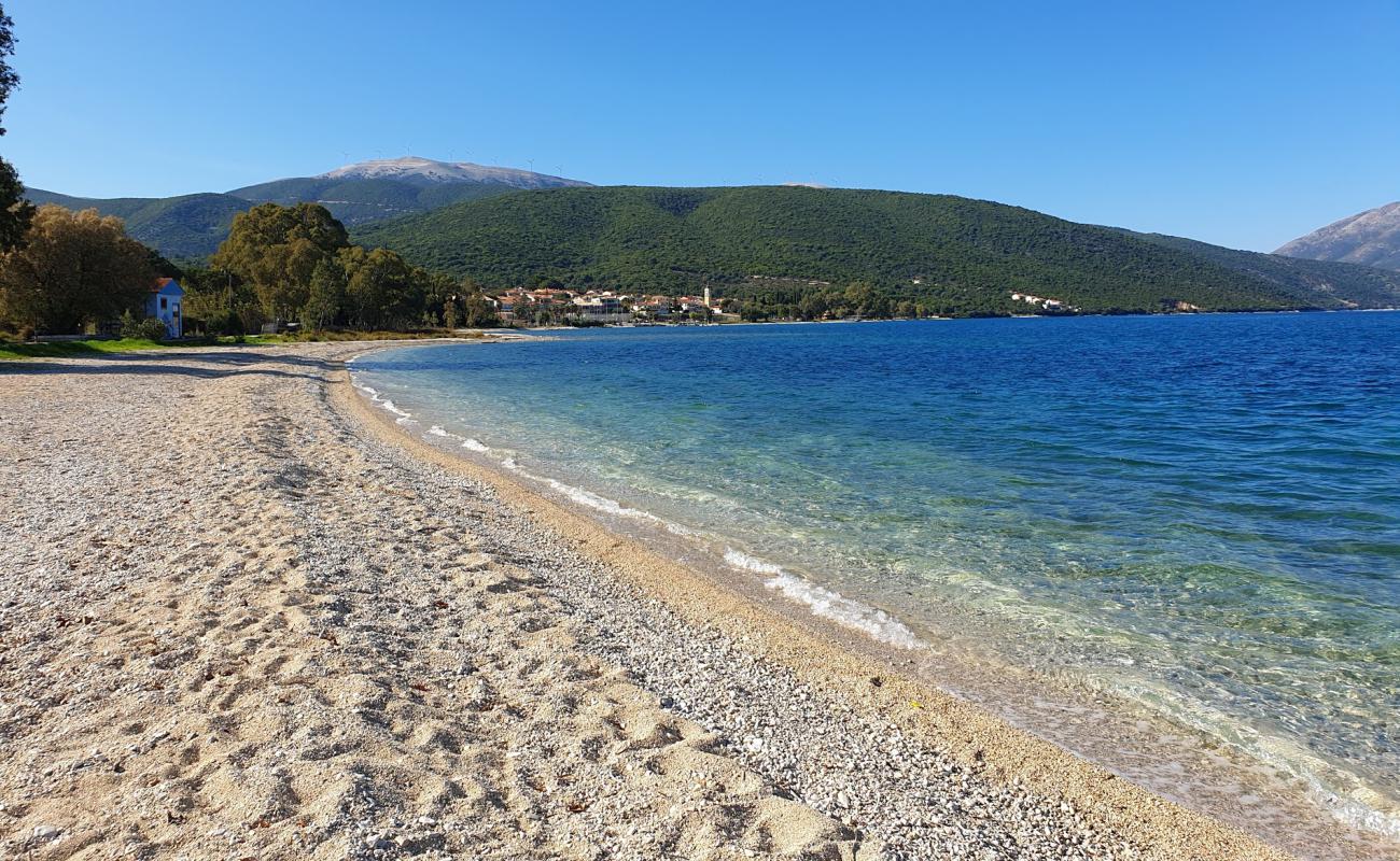 Photo de Karavomilos beach avec petits galets beige de surface