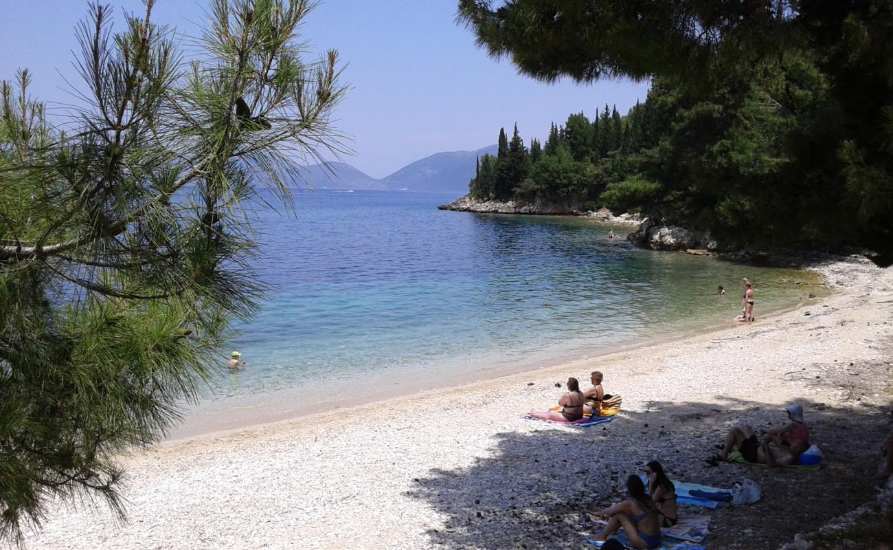 Photo de Loutro beach avec galets beige de surface