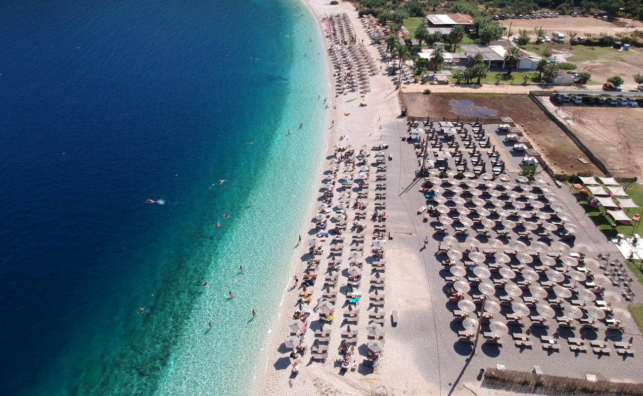 Photo de Plage d'Antisamos avec caillou fin clair de surface