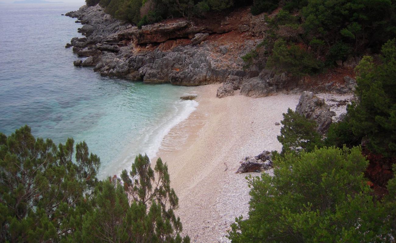 Photo de Dolcina beach avec sable clair avec caillou de surface