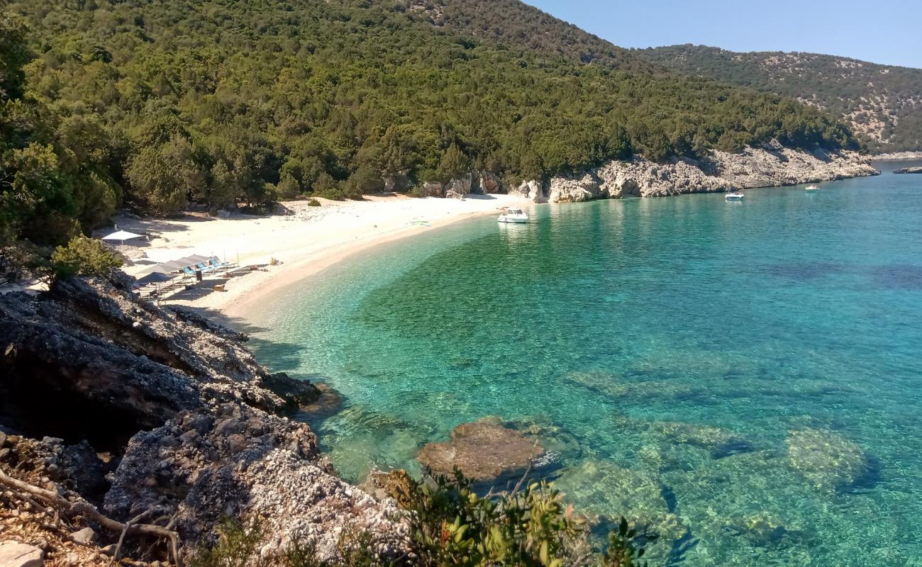 Photo de Plage de Koutsoupia avec caillou fin clair de surface