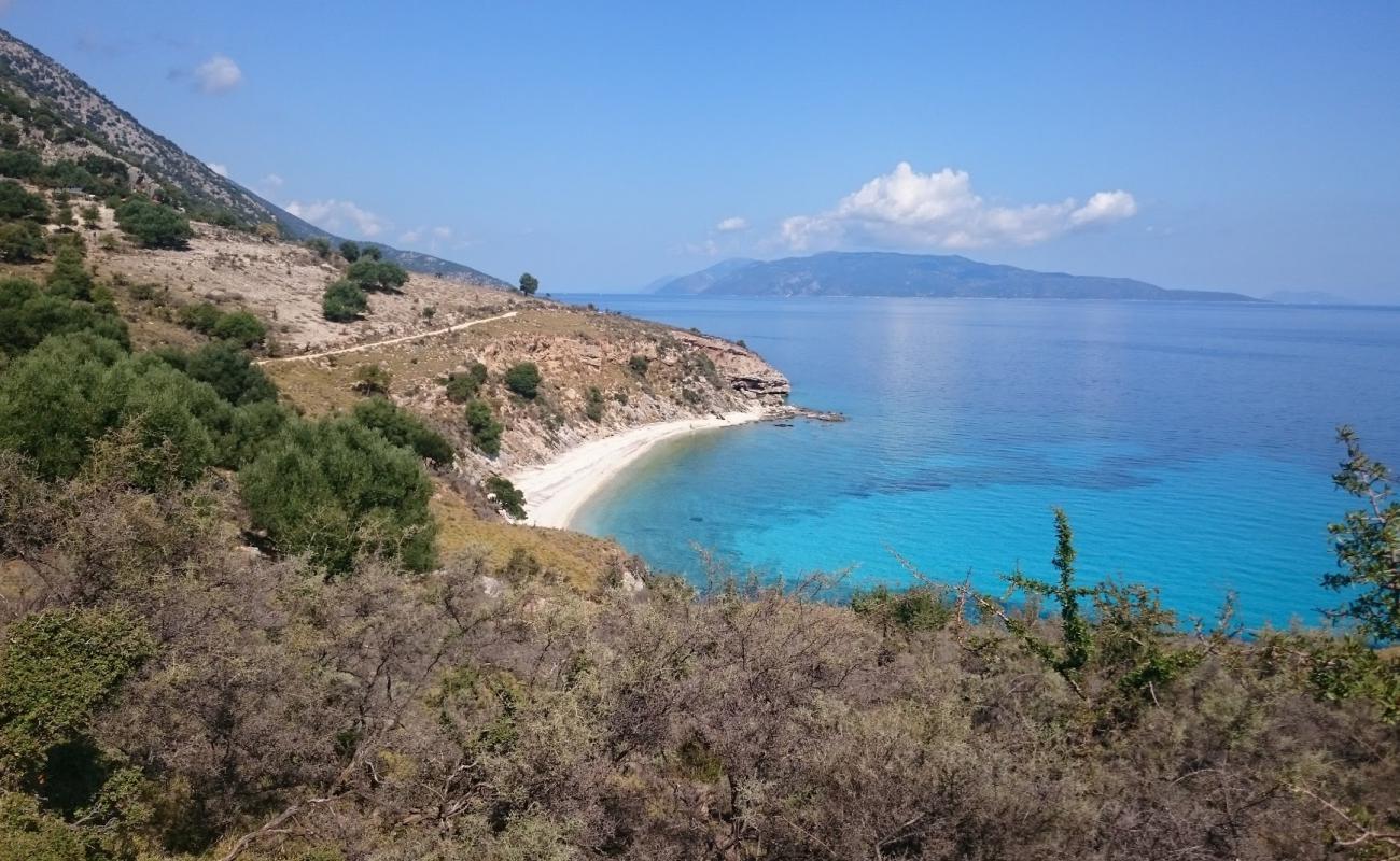 Photo de Lazarus beach avec petits galets beige de surface