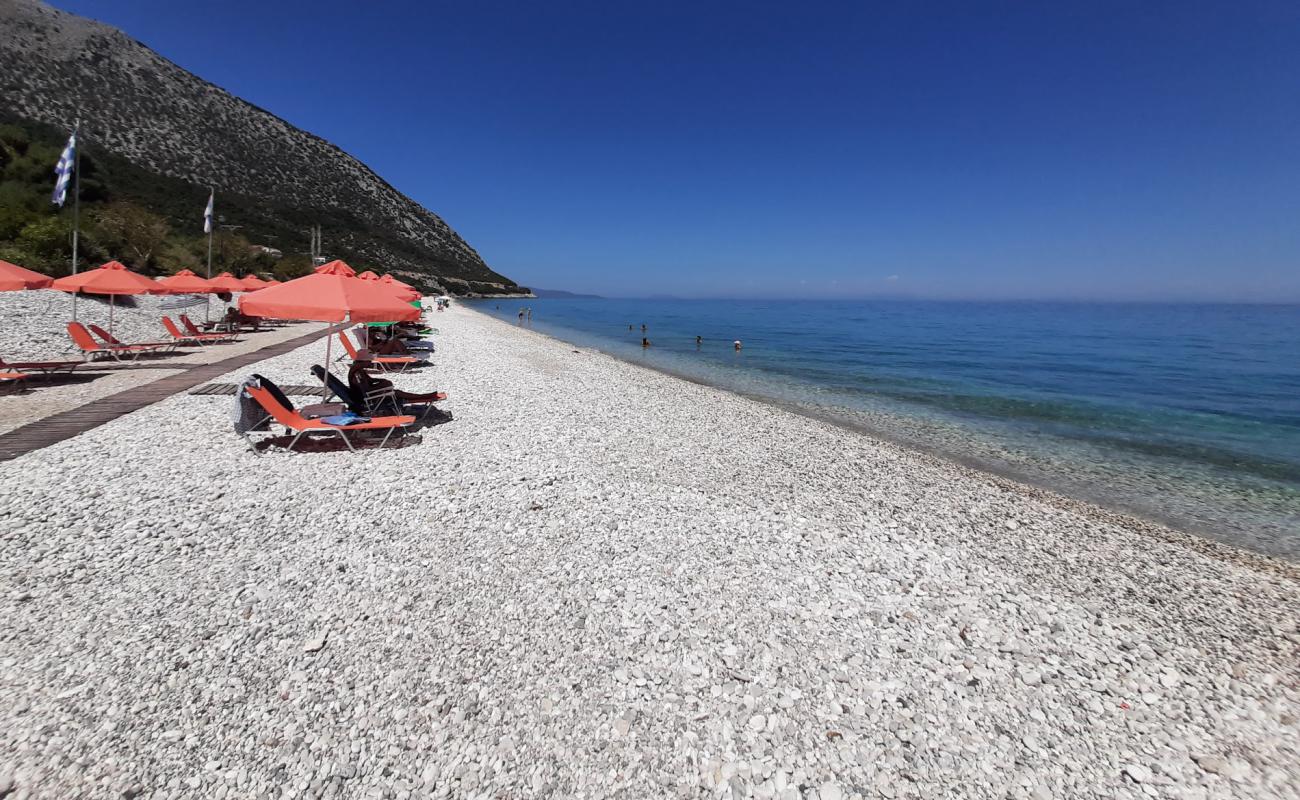 Photo de Paralia Poros avec petits galets beige de surface