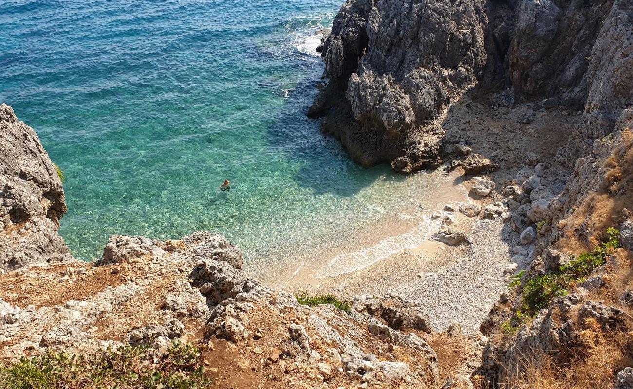 Photo de Kako Lagadi beach protégé par des falaises