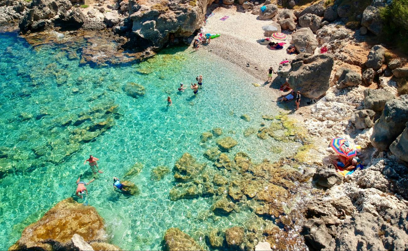 Photo de Skala beach II avec petits galets beige de surface