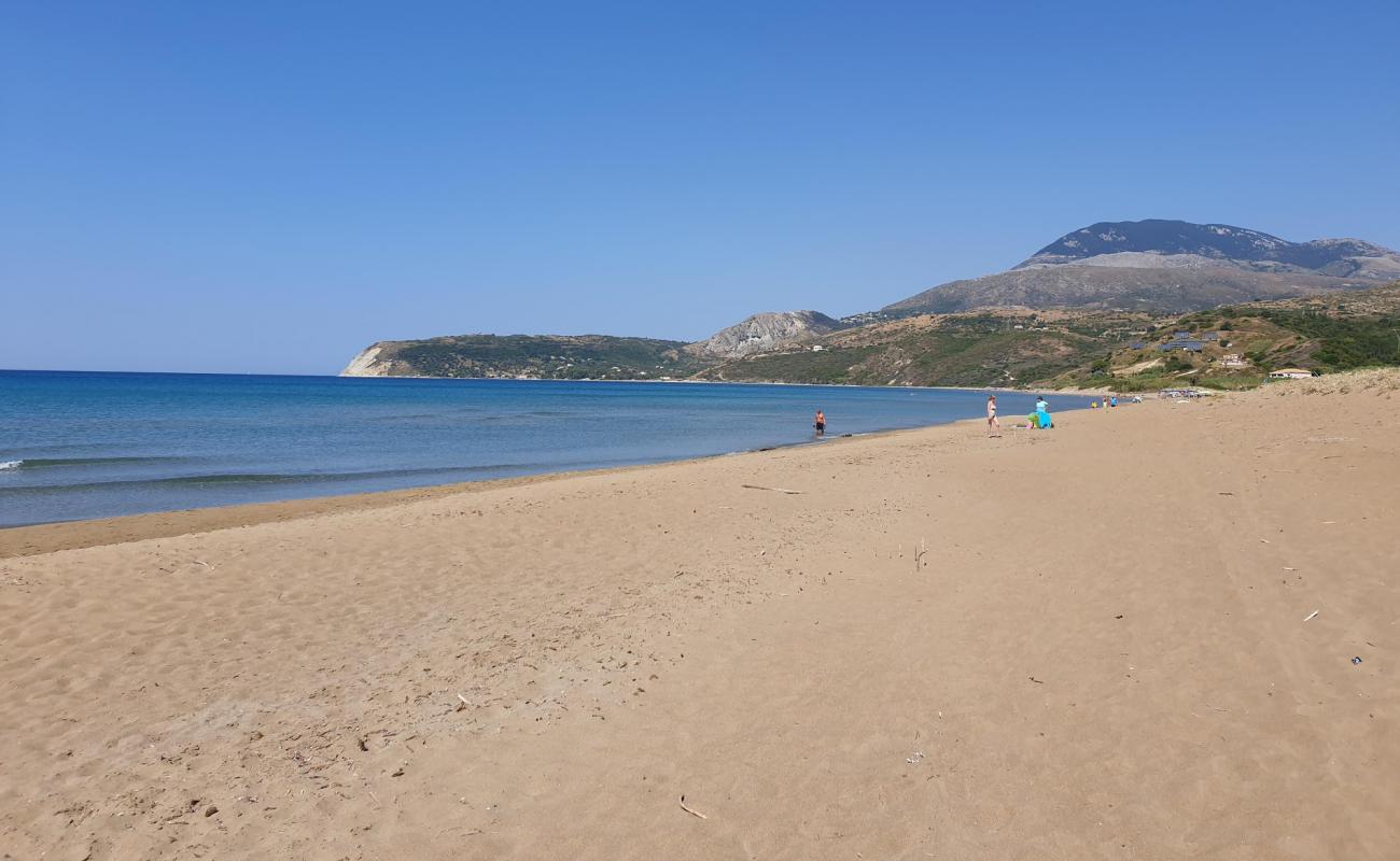 Photo de Paralia Kaminia avec sable brun de surface