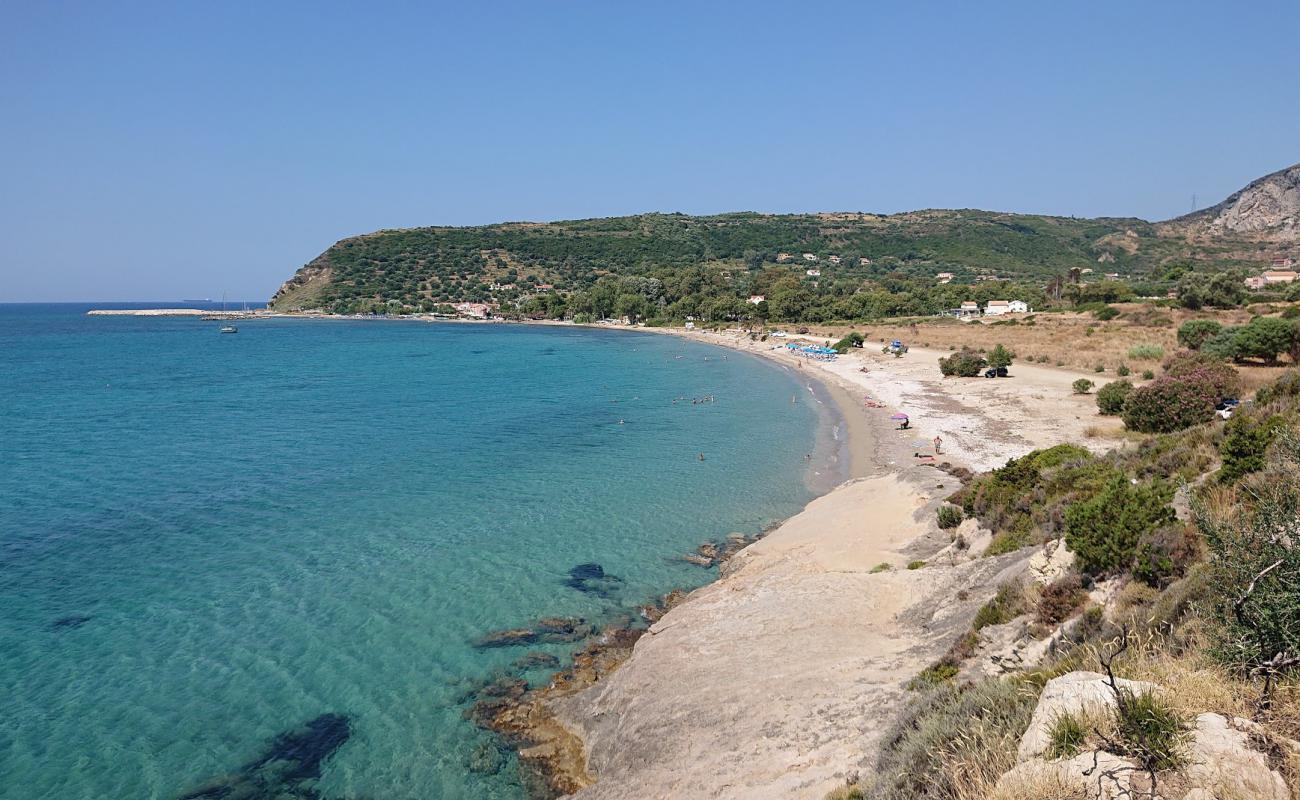 Photo de Paralia Agia Varvara avec sable noir & galets de surface