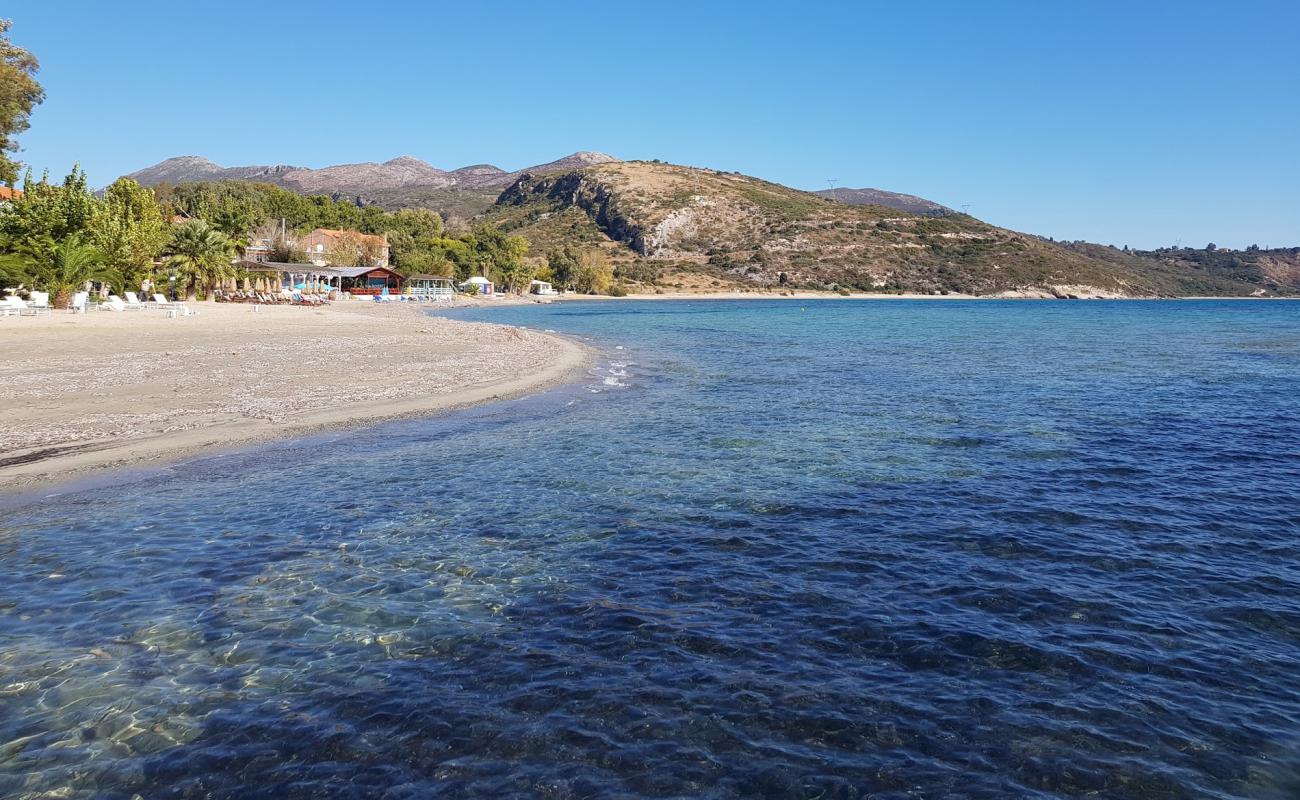 Photo de Katelios beach avec sable noir & galets de surface