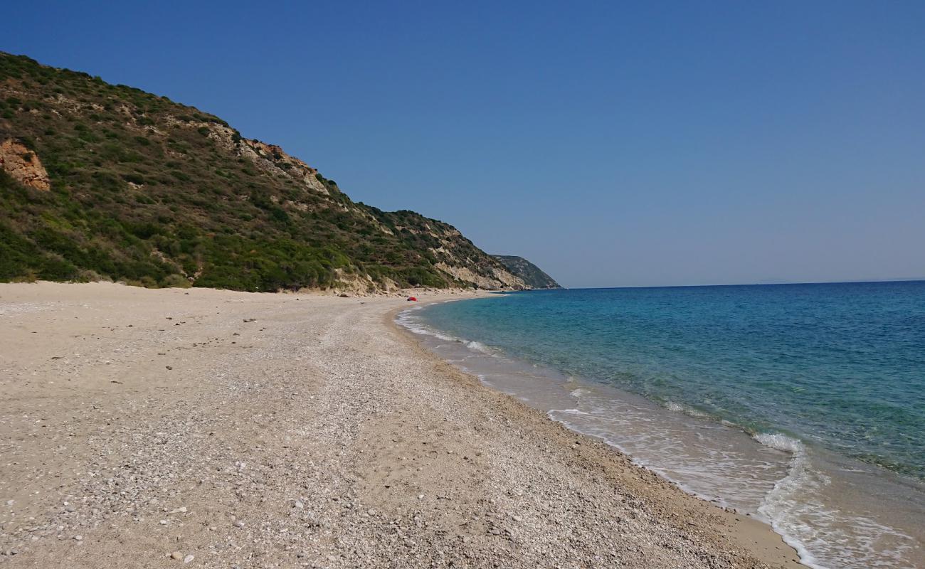 Photo de Lefka beach avec sable noir & galets de surface