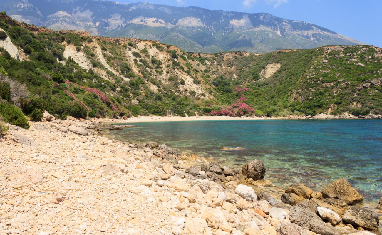 Photo de Sisia beach II avec sable beige & galets de surface