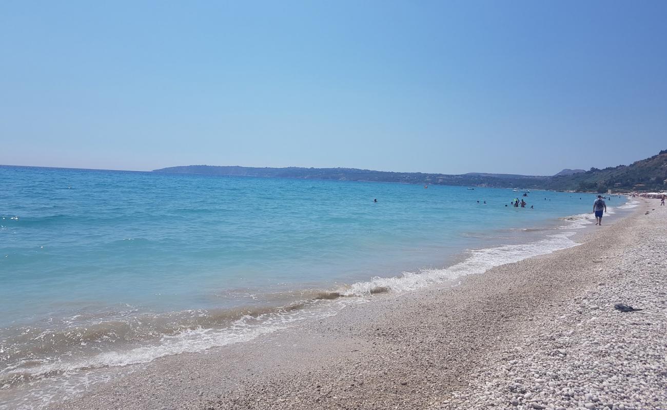 Photo de Lourdas beach avec sable beige & galets de surface