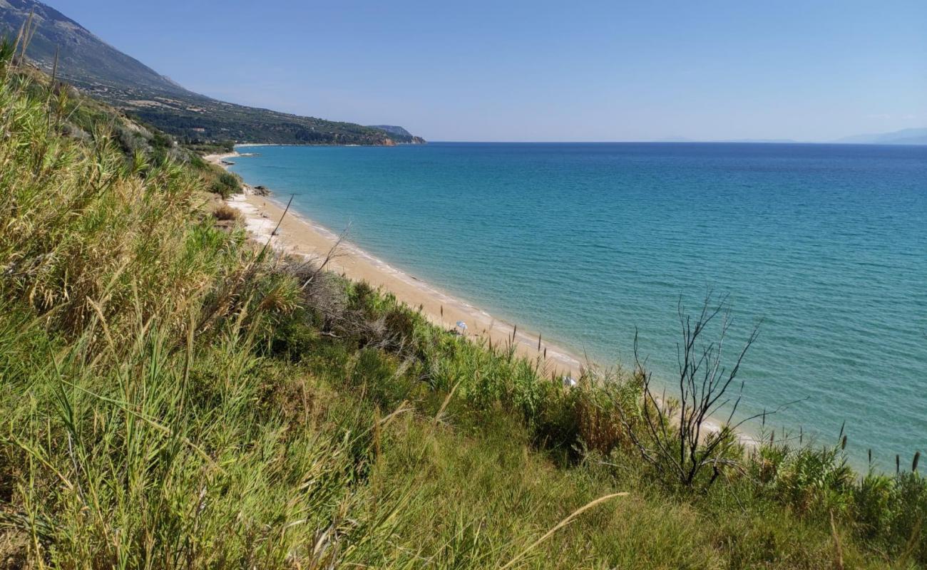 Photo de Kanali beach avec sable clair avec caillou de surface