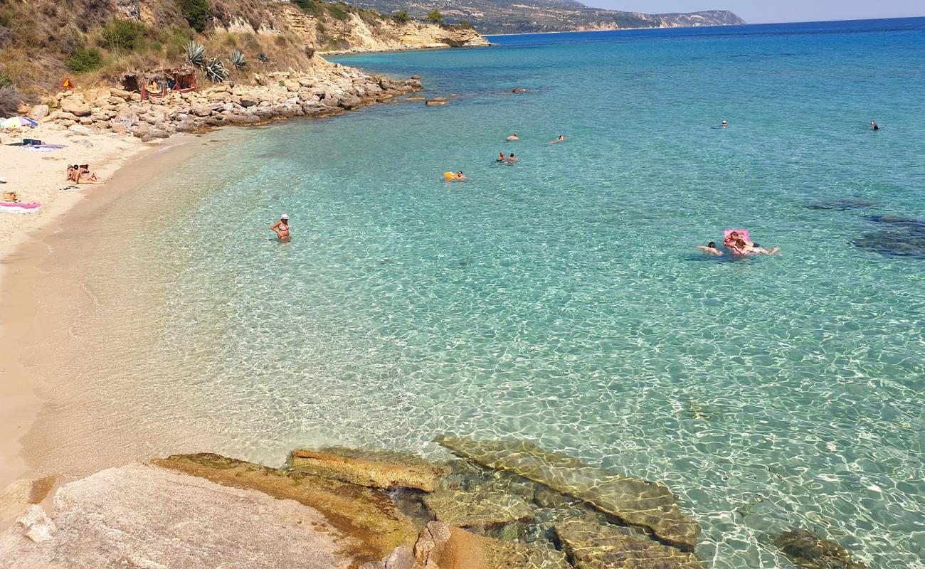 Photo de Agios Thomas beach avec sable fin brun de surface