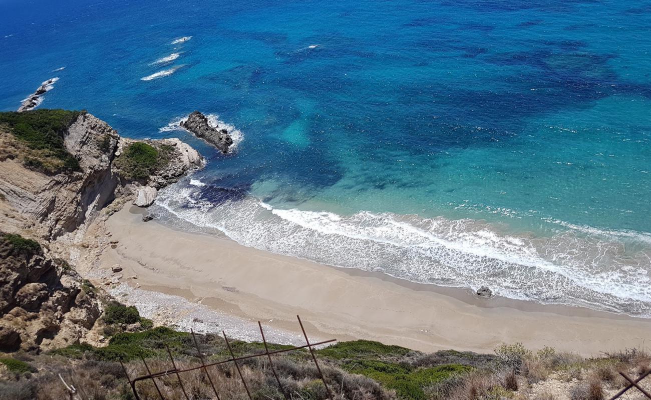 Photo de Nipsias beach avec sable brun de surface