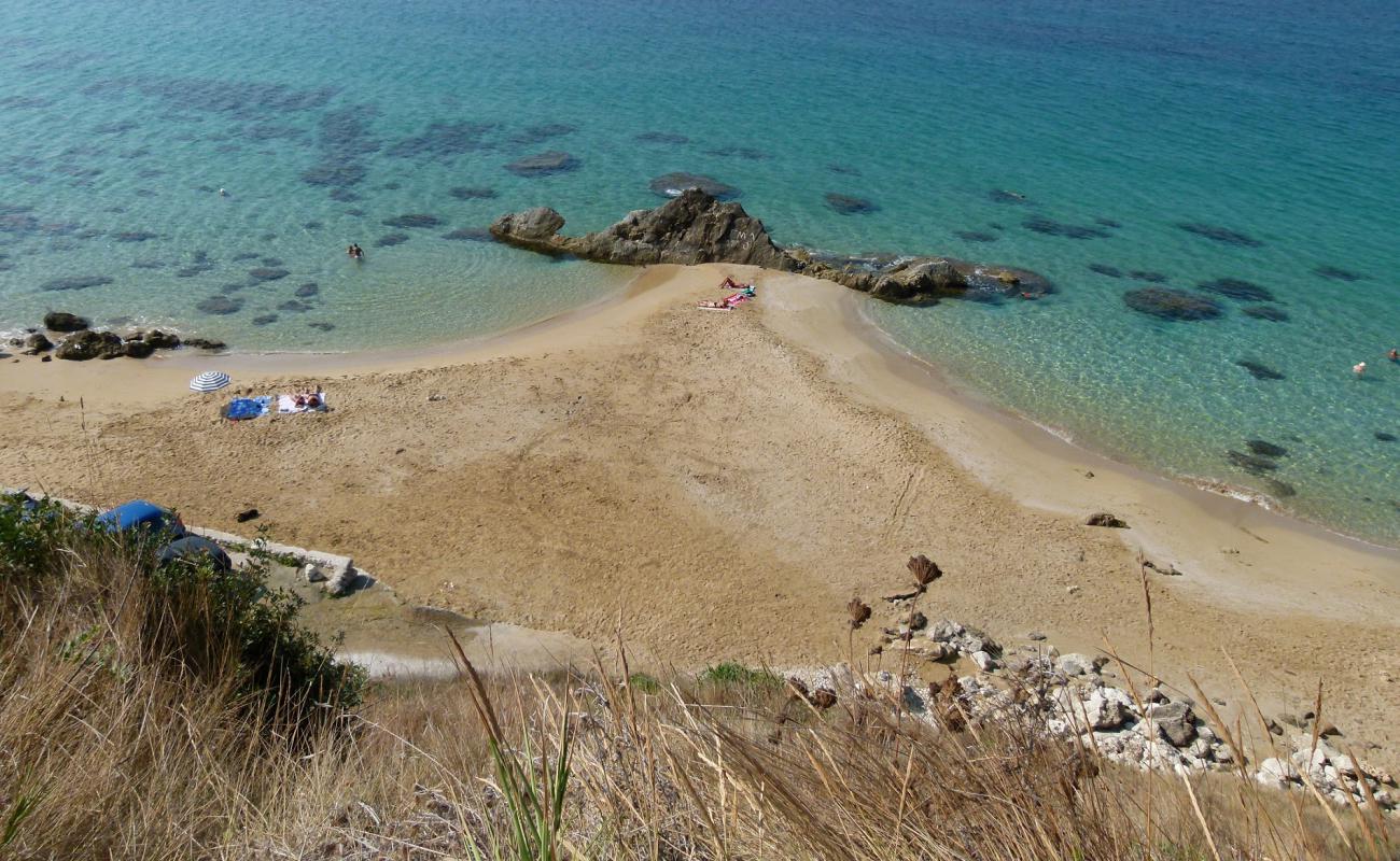 Photo de Paliolinos beach avec sable brun de surface