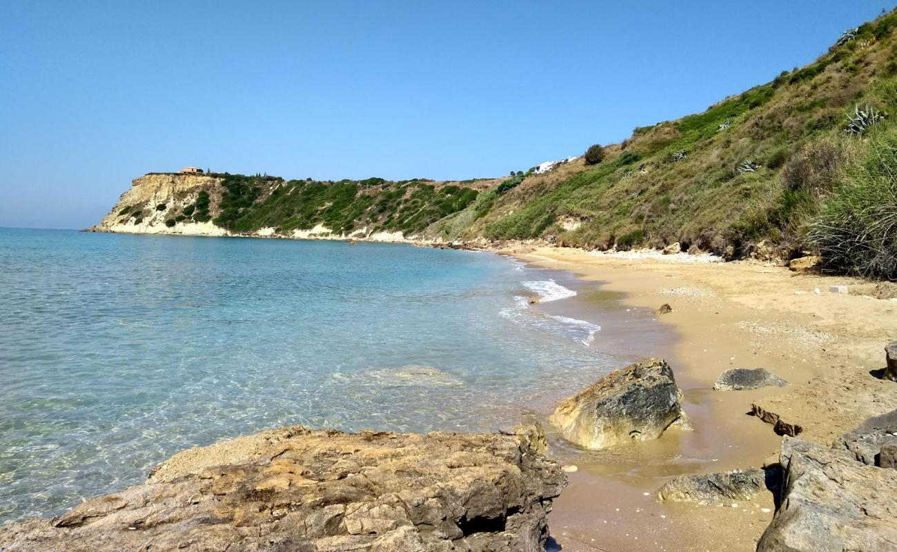 Photo de Avithos beach avec sable brun de surface