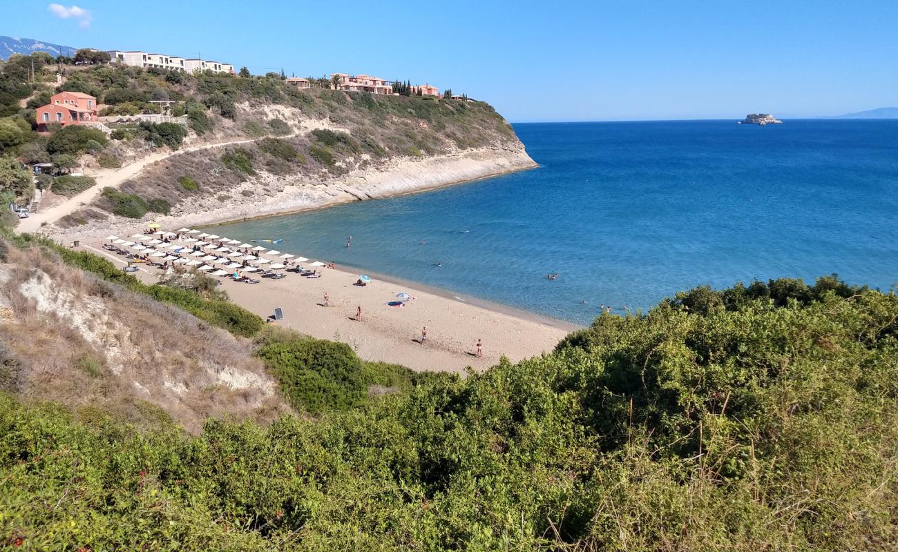 Photo de Agios Chelis beach avec sable brun de surface