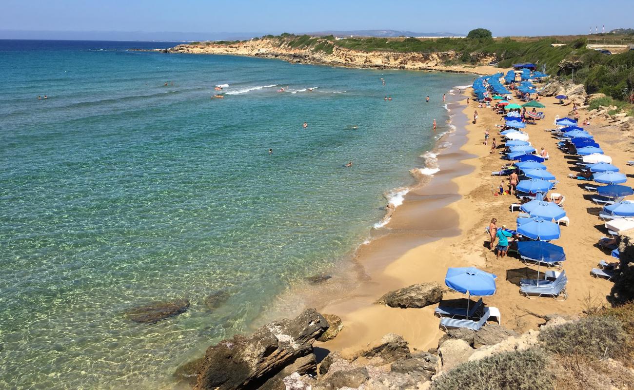 Photo de Ammes beach avec sable fin brun de surface